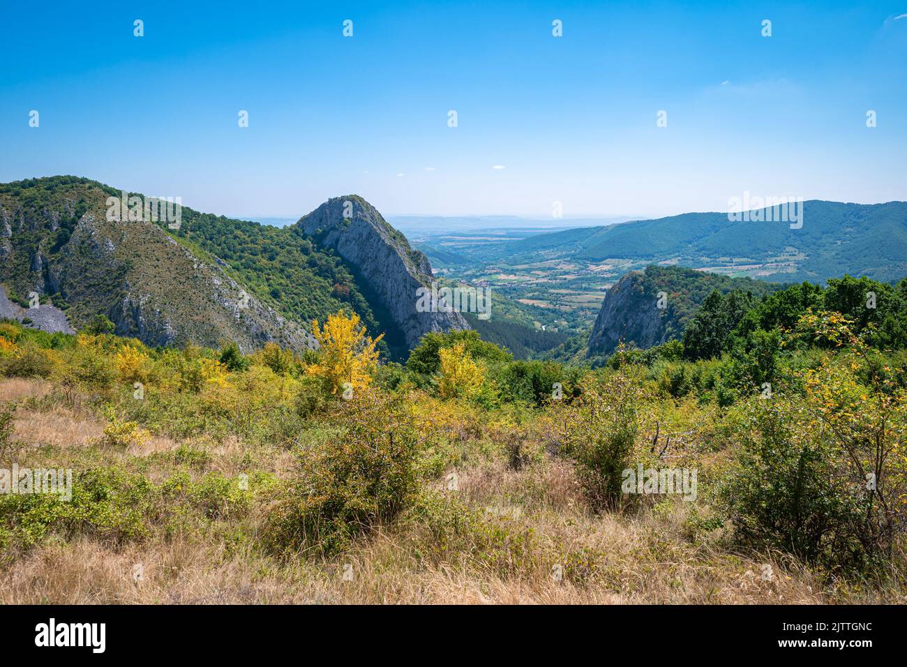 Vue depuis les montagnes de Trascău sur la vallée et les montagnes près de Vălișoara en Transylvanie, Roumanie en direction sud-ouest. Banque D'Images