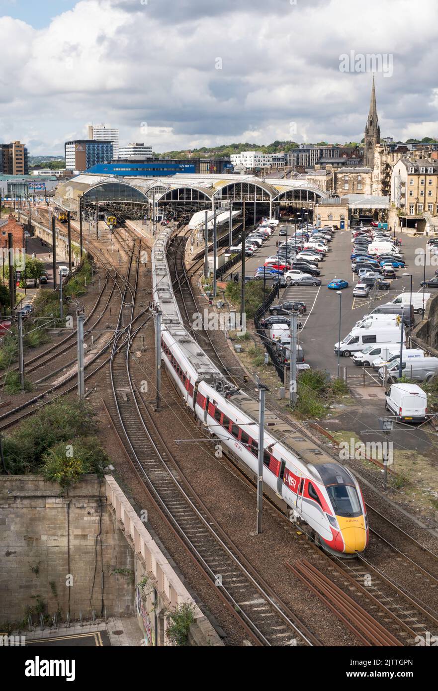 Un train express Azuma LNER quitte la gare centrale de Newcastle, Newcastle upon Tyne, Angleterre, Royaume-Uni Banque D'Images