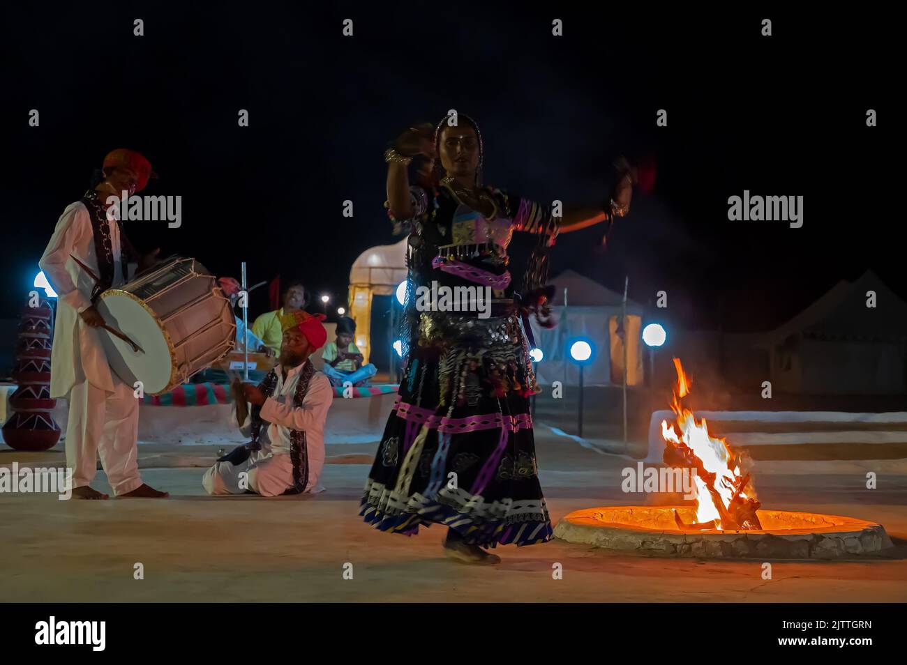 Désert de Thar, Rajasthan, Inde - 15 octobre 2019 : danseuse rajasthani dansant, vêtue de robe culturelle du Rajasthan, la nuit. Banque D'Images