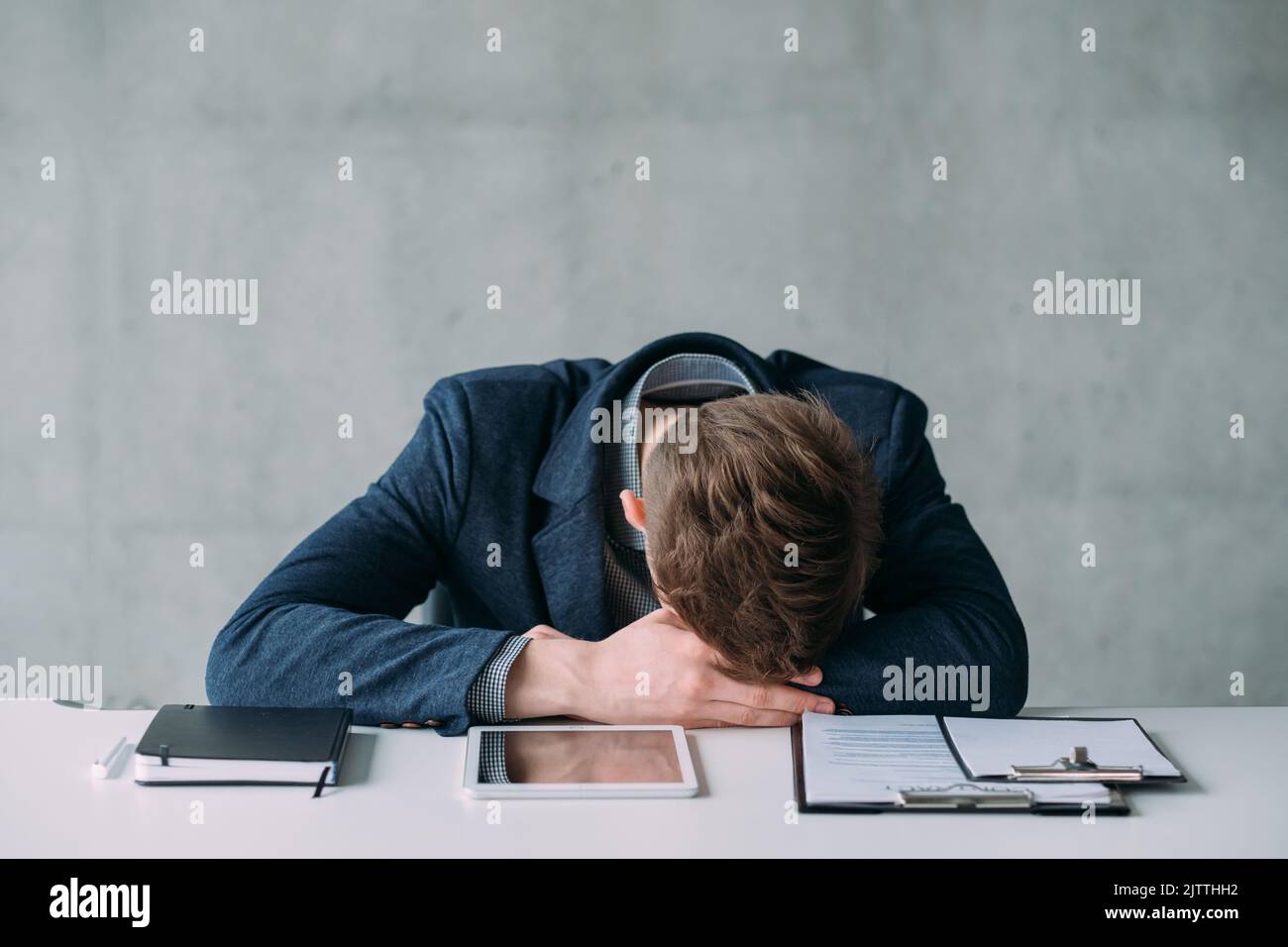 routine de bureau jeune manager fatigué dormant travail Banque D'Images