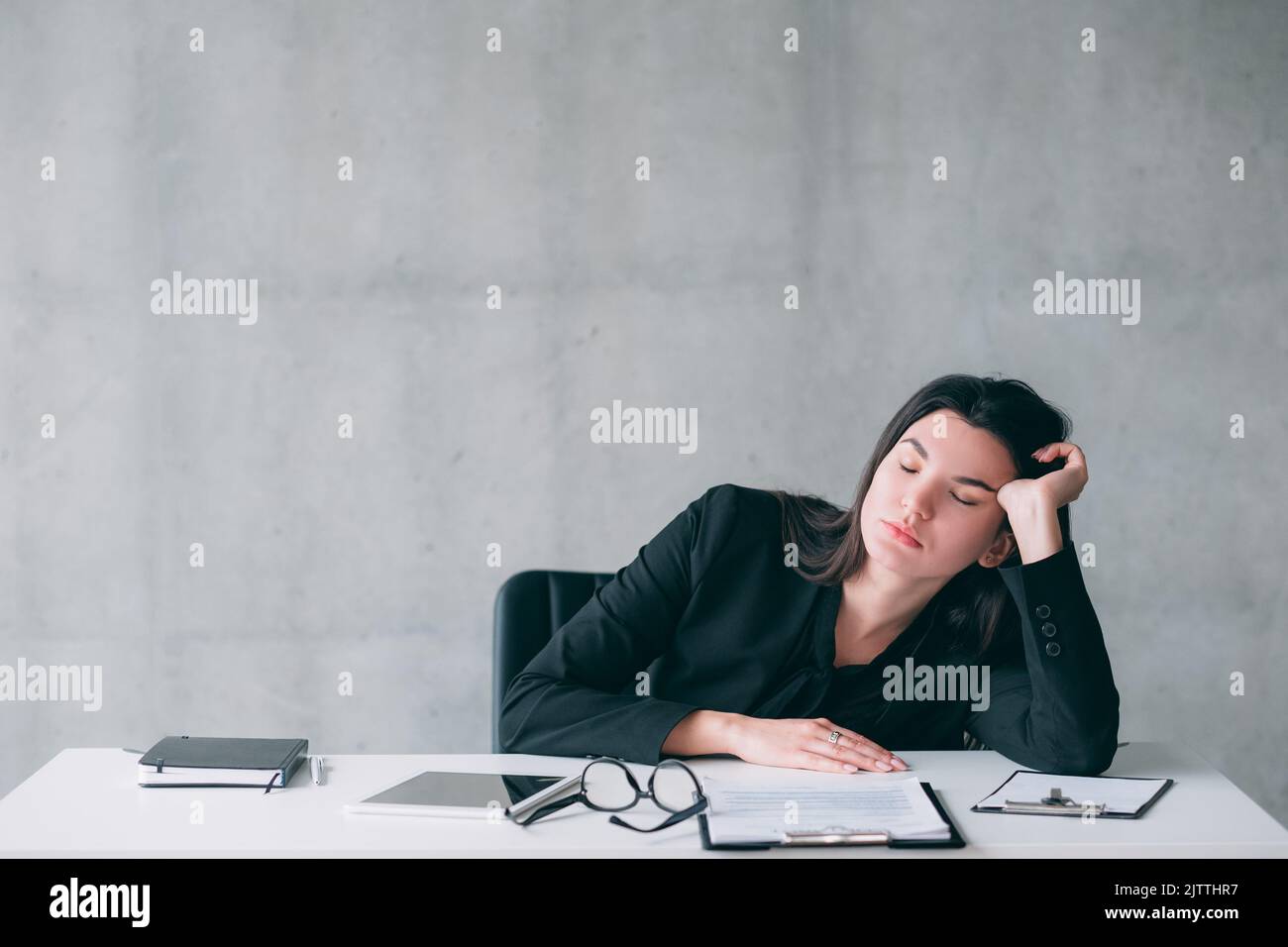 insomnie travaillant heures supplémentaires femme d'affaires fatiguée Banque D'Images
