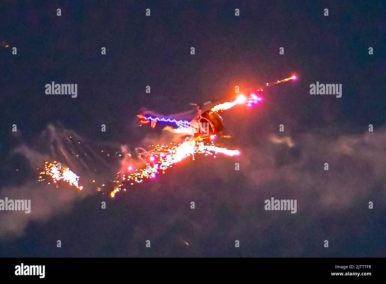 Bournemouth, Dorset, Royaume-Uni. 1st septembre 2022. Otto l'hélicoptère en pleine explosion laisse des feux d'artifice pendant son exposition dans l'air de nuit au crépuscule le premier jour du festival de l'air de Bournemouth à Bournemouth dans Dorset. Crédit photo : Graham Hunt/Alamy Live News Banque D'Images