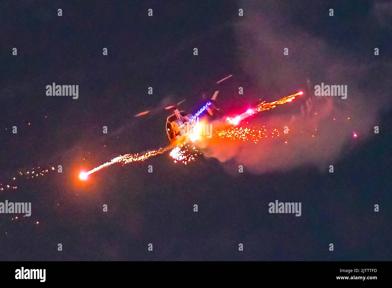 Bournemouth, Dorset, Royaume-Uni. 1st septembre 2022. Otto l'hélicoptère en pleine explosion laisse des feux d'artifice pendant son exposition dans l'air de nuit au crépuscule le premier jour du festival de l'air de Bournemouth à Bournemouth dans Dorset. Crédit photo : Graham Hunt/Alamy Live News Banque D'Images