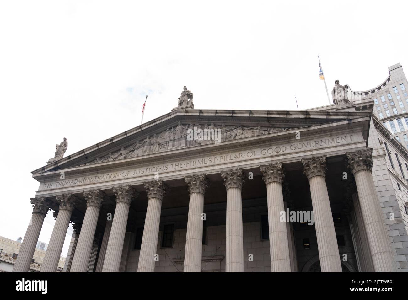 Les mots « la véritable administration de la justice est le pilier le plus ferme d’un bon gouvernement » sur la façade du bâtiment de la Cour suprême de l’État à New York. Banque D'Images