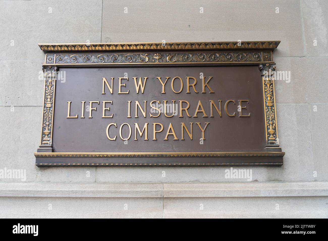 New York City, NY, USA - 22 août 2022: New York Life Insurance Company signe sur le bâtiment à son siège social à New York, NY, USA Banque D'Images