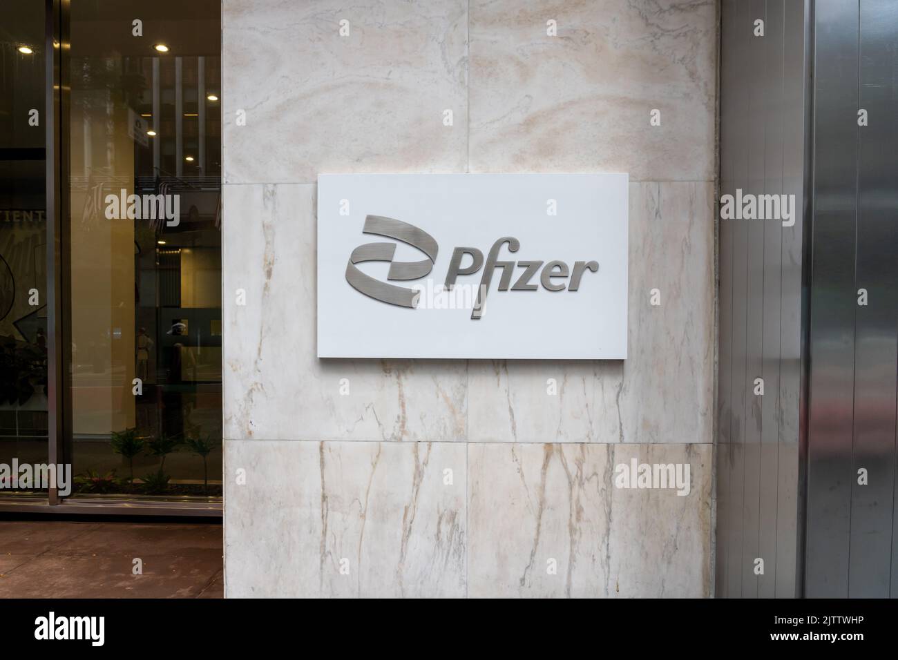 New York, NY, USA - 22 août 2022: Gros plan de Pfizer signe à son siège à New York, Etats-Unis. Banque D'Images