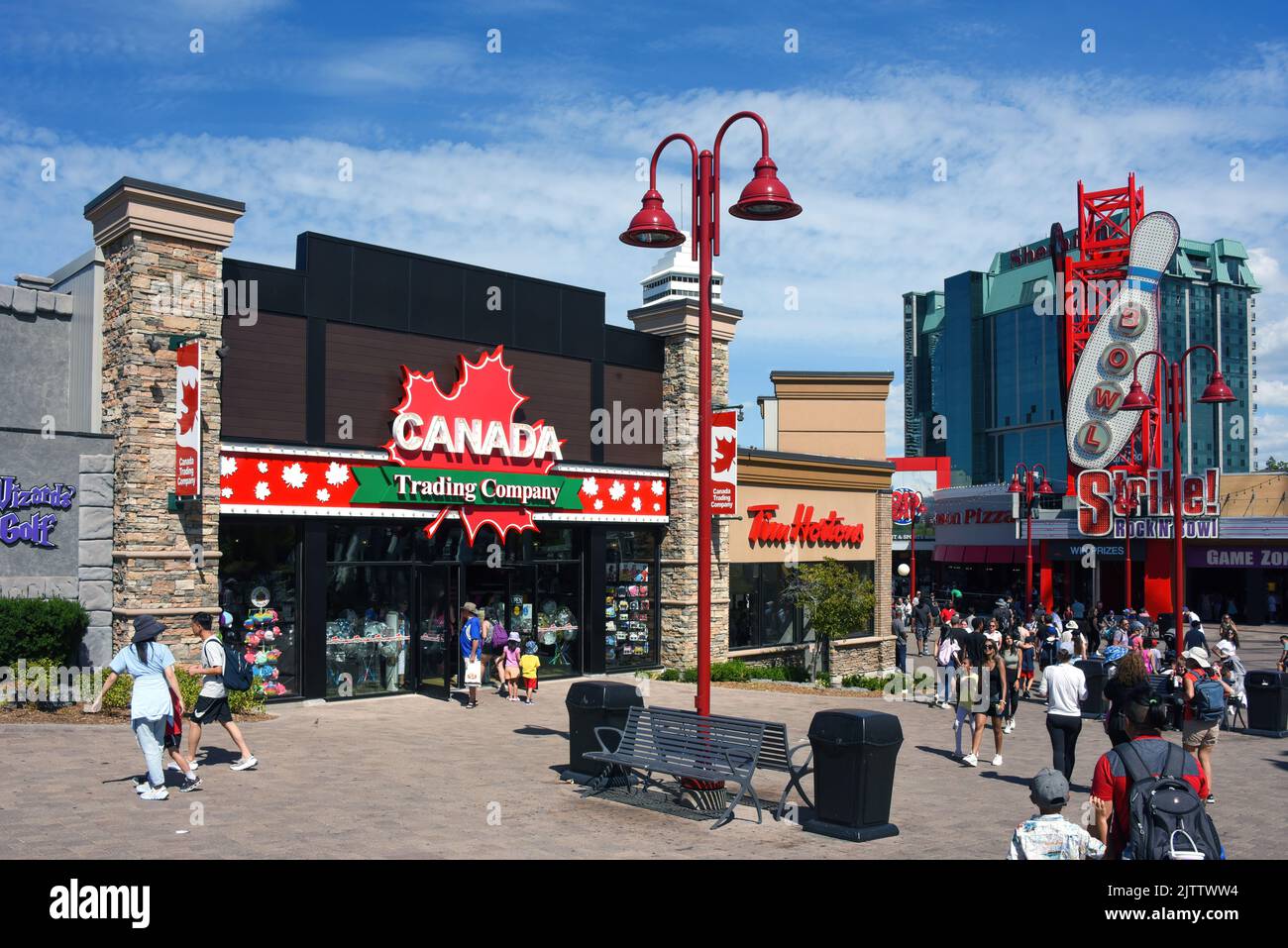 Chutes Niagara, Canada - 13 août 2022 : Compagnie commerciale du Canada, Tim Horton's et autres attractions touristiques de la rue animée Clifton Hill. Banque D'Images
