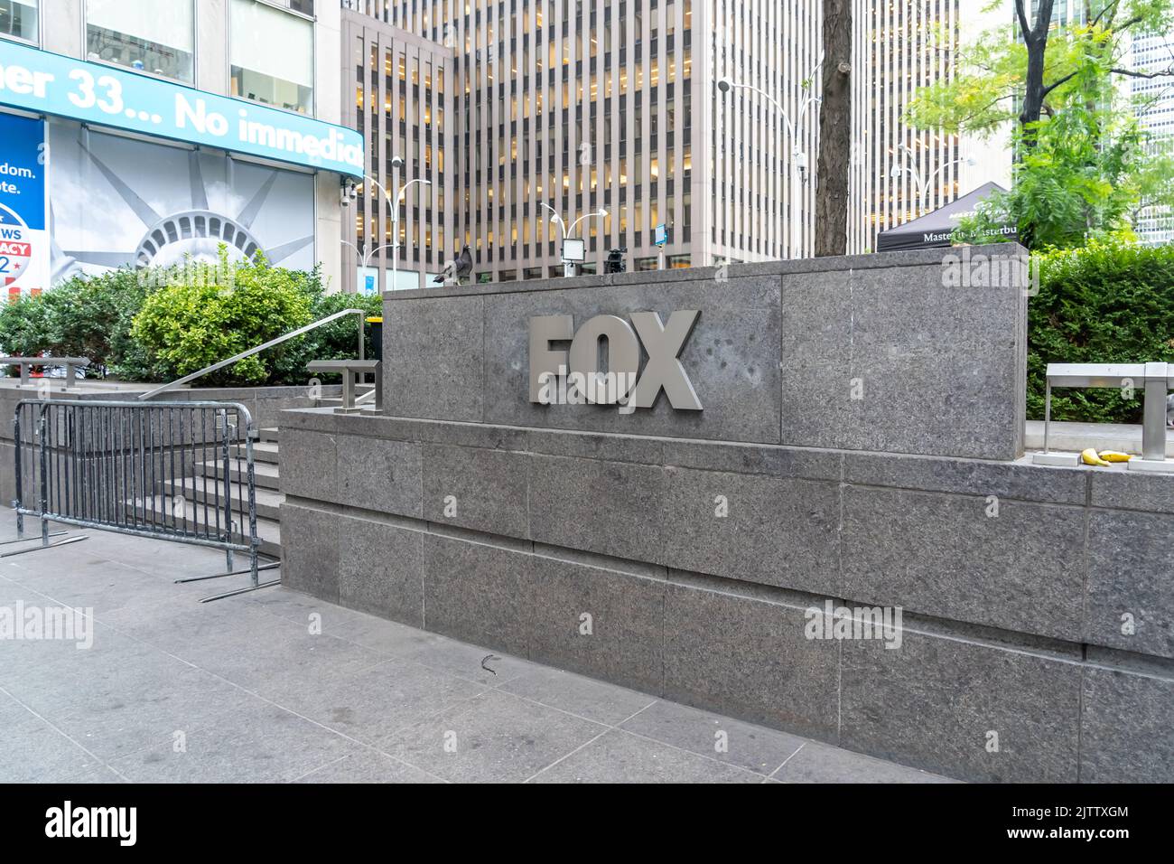 New York, NY, Etats-Unis - 18 août 2022 : logo Fox News en dehors du siège du réseau à New York, NY, Etats-Unis, 18 août 2022. Banque D'Images