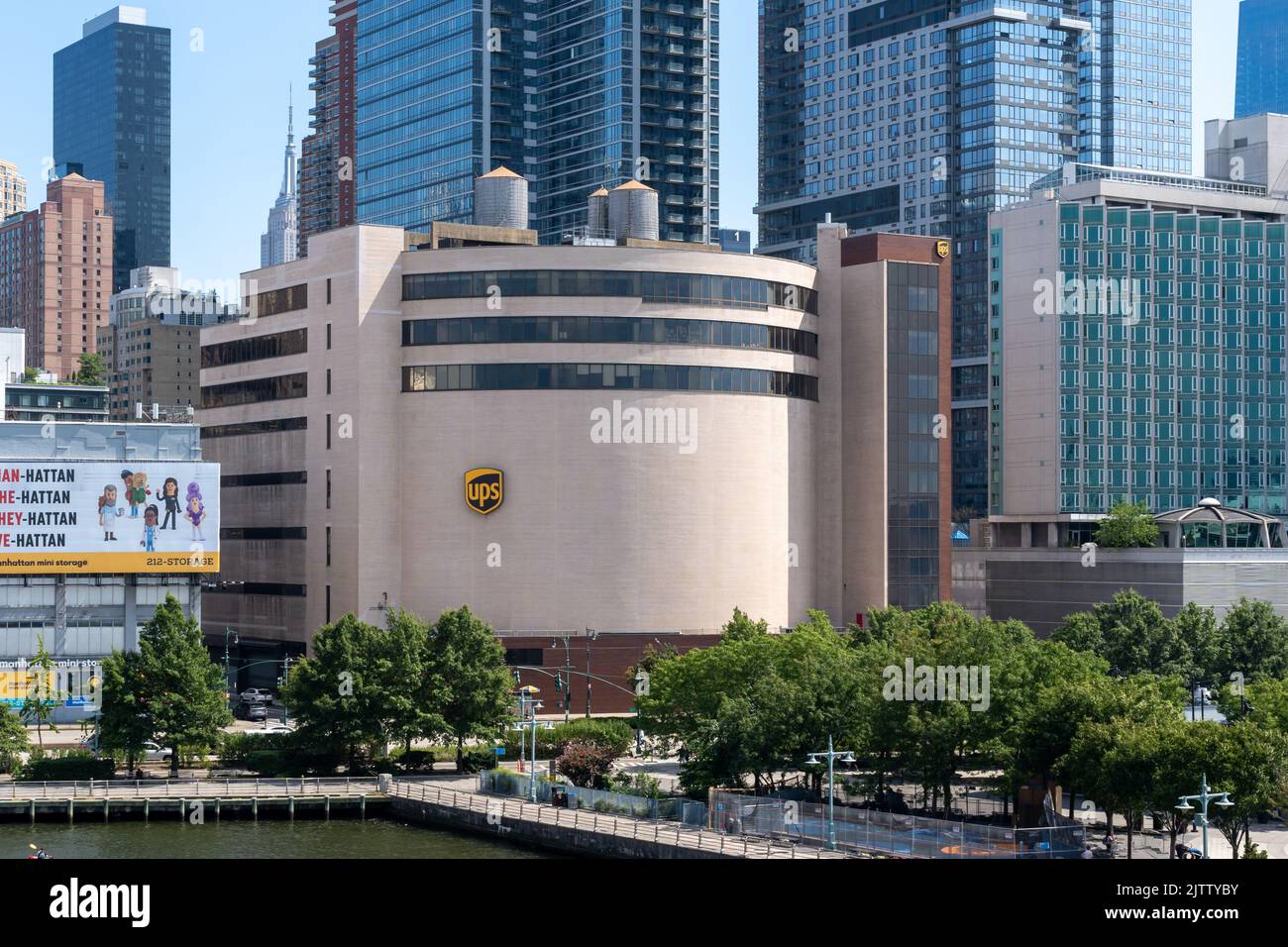 New York, New York, Etats-Unis - 20 août 2022: Un UPS (United Parcel Service) Customer Center sur West 43rd Street à New York, Etats-Unis Banque D'Images