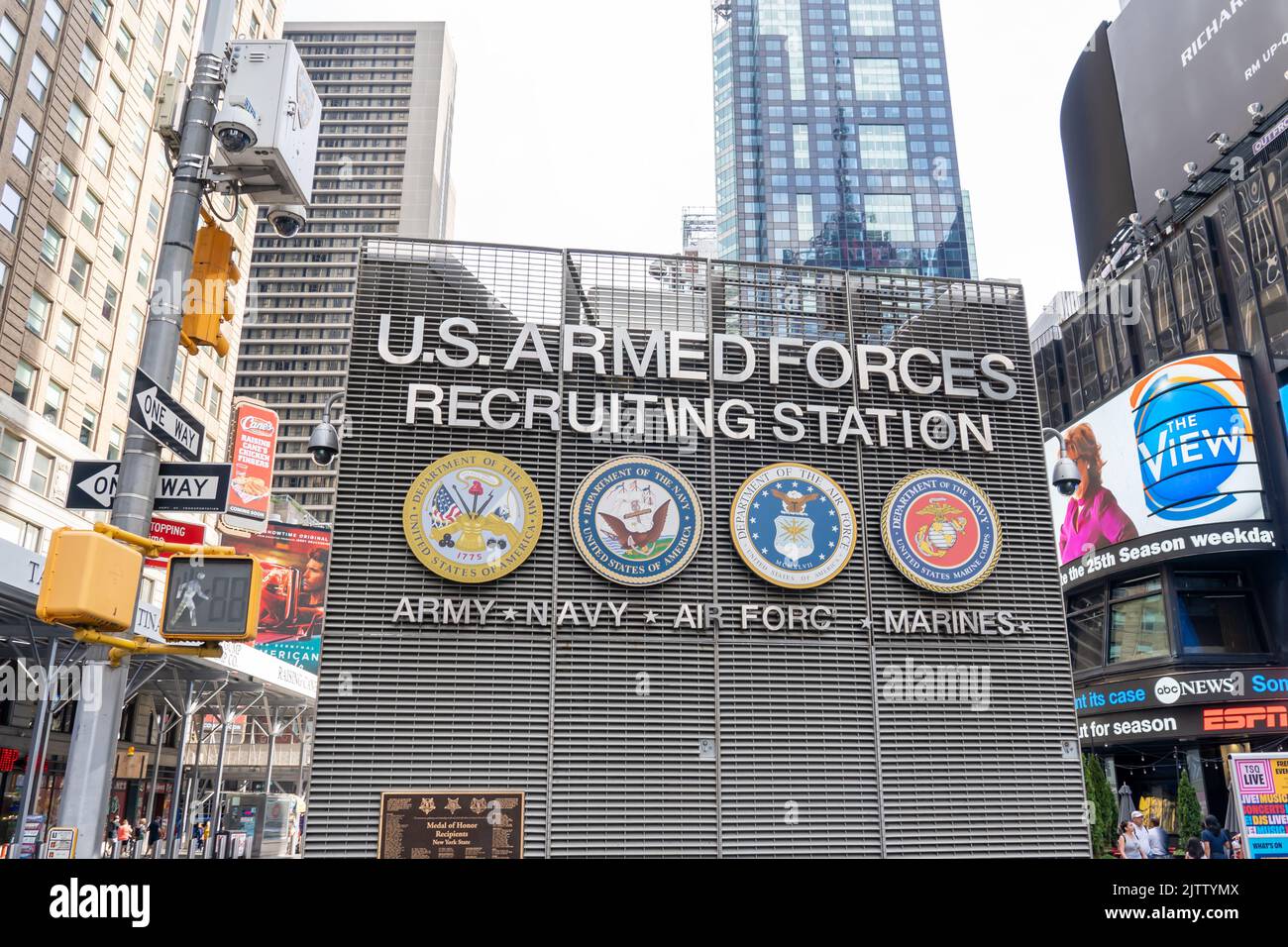 New York, NY, Etats-Unis - 21 août 2022: Une signalisation pour le poste de recrutement des forces armées américaines à Times Square à New York. Banque D'Images