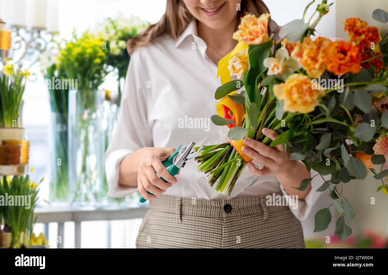 bonne femme qui fait des fleurs au magasin Banque D'Images