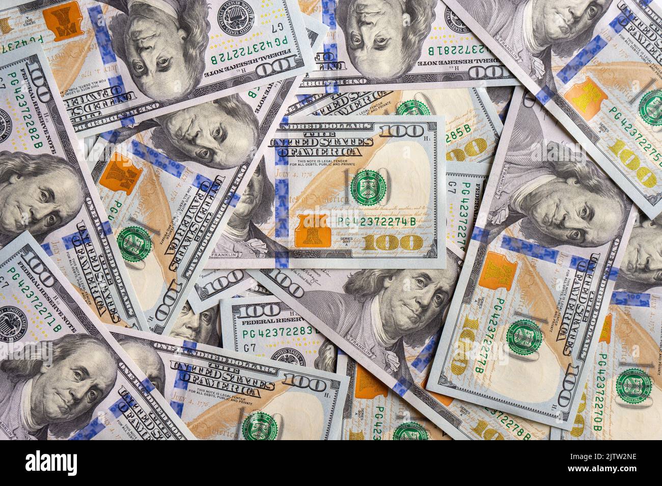 Pile de nouveaux billets en dollars américains en arrière-plan. Des ...