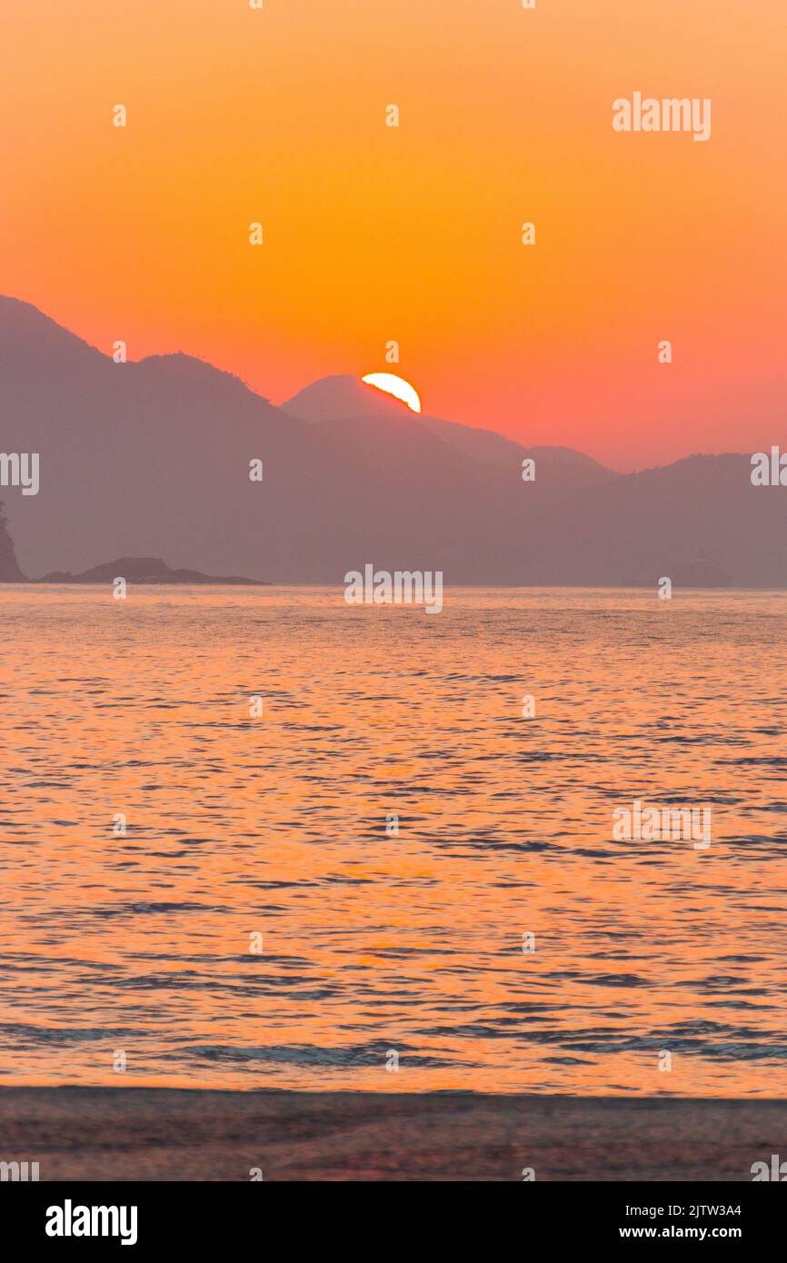 Lever du soleil sur la plage de Copacabana à Rio de Janeiro. Banque D'Images