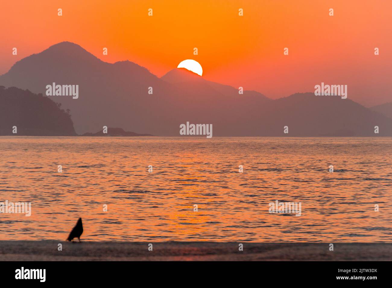 Lever du soleil sur la plage de Copacabana à Rio de Janeiro. Banque D'Images