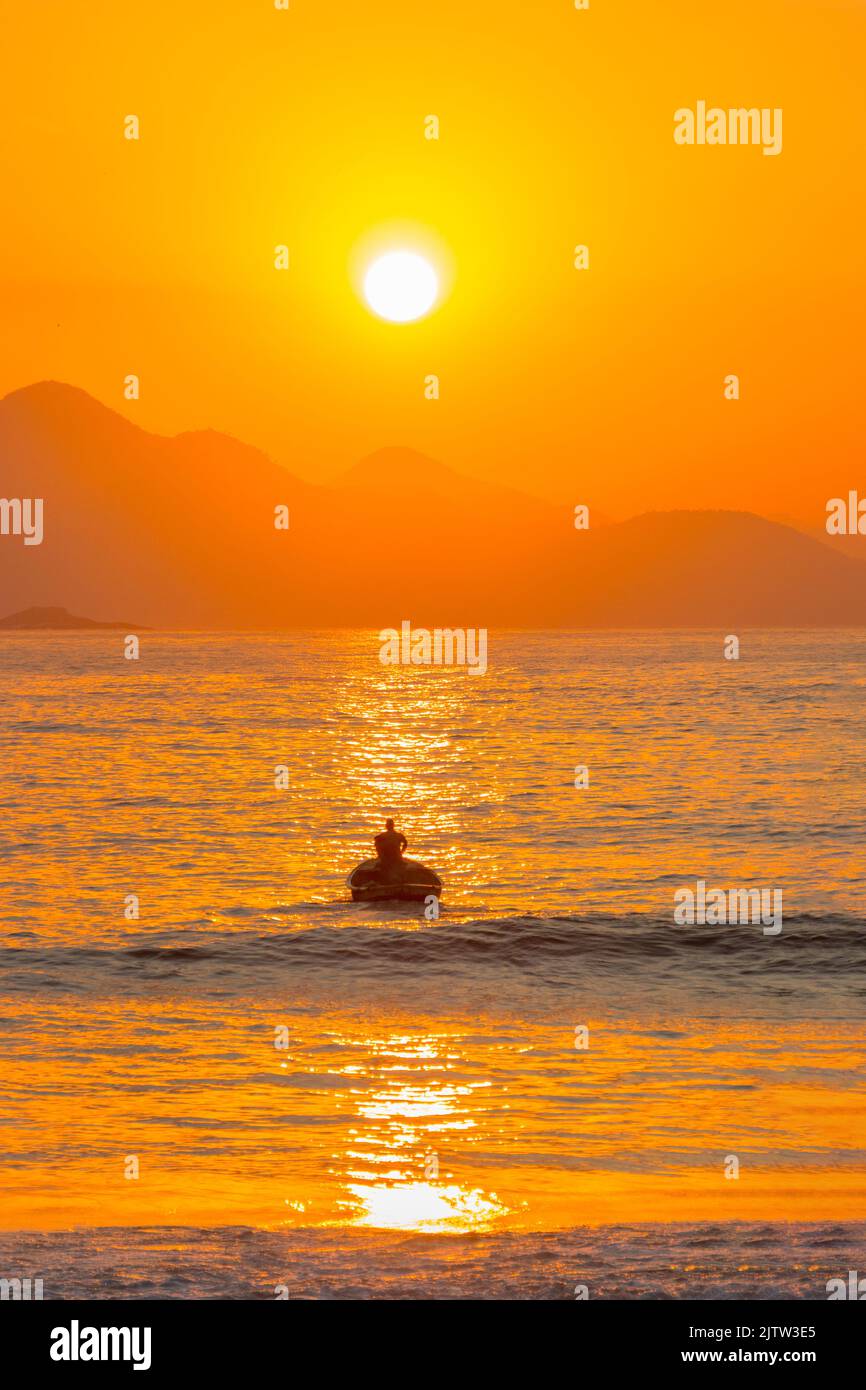 Lever du soleil sur la plage de Copacabana à Rio de Janeiro. Banque D'Images
