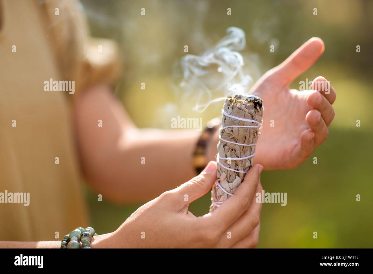 femme avec sage réalisant le rituel magique en forêt Banque D'Images