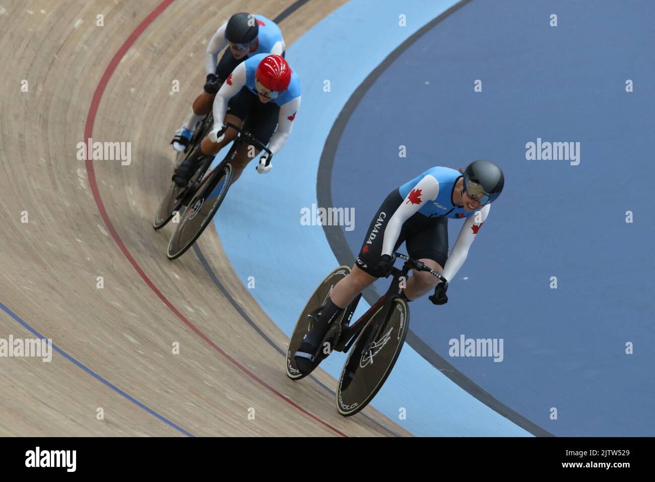 Sarah ORBAN, Kelsey MITCHELL, Lauriane GENEST du Canada dans l'équipe féminine de sprint cyclisme aux Jeux du Commonwealth 2022 dans le Vélodrome, Parc olympique de la Reine Elizabeth, Londres. Banque D'Images