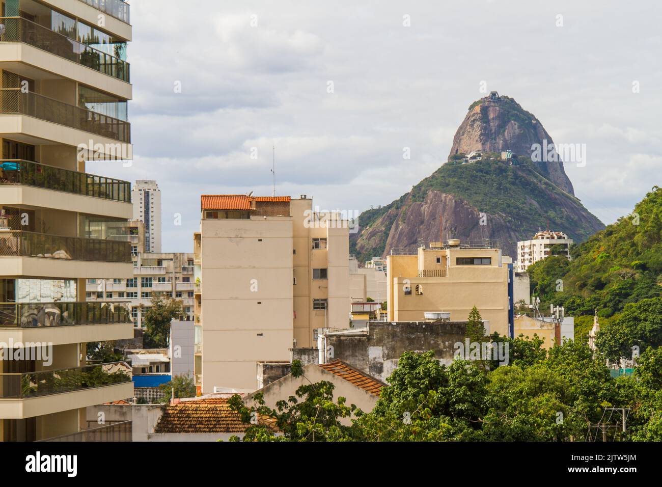 Montagne de sugarloaf vue depuis le sommet d'un bâtiment dans le quartier de Botafogo à Rio de Janeiro. Banque D'Images