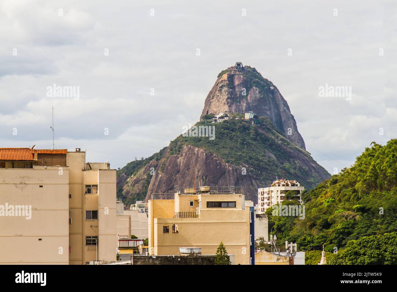 Montagne de sugarloaf vue depuis le sommet d'un bâtiment dans le quartier de Botafogo à Rio de Janeiro. Banque D'Images