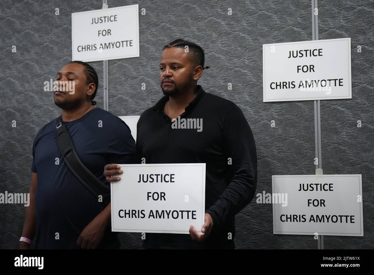 Les frères de Chris Amyotte, Richard Ndlovu, à gauche, et Michael Ndlovu écoutent leur cousin Samantha Wilson lors d'une conférence de presse à Vancouver, en Colombie-Britannique, le jeudi 1 septembre 2022. Amyotte, un Ojibway du Manitoba, est décédé le mois dernier après avoir été abattu par la police de Vancouver avec une arme à canon dans le Downtown Eastside. LA PRESSE CANADIENNE/Darryl Dyck Banque D'Images