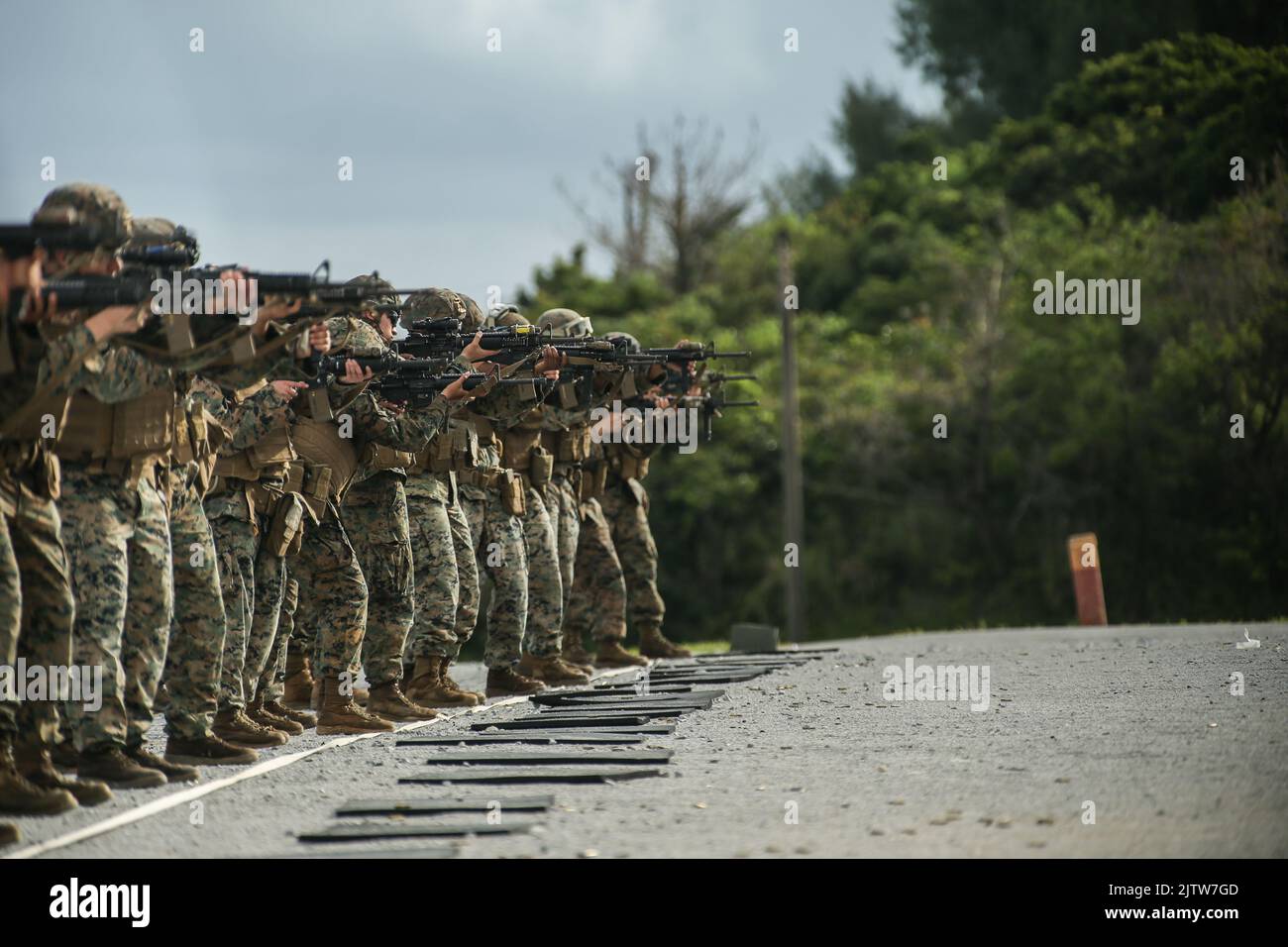 Marines des États-Unis avec Bataillon de logistique de combat 4, Régiment de logistique de combat 3, 3rd Marine Logistics Group, tir M4 carabines et fusils de service M16A4 pendant une table cinq et six à Camp Hansen, Okinawa, Japon, 28 août 2022. L’objectif de cette formation était d’améliorer la capacité des Marines à faire fonctionner leurs fusils plus efficacement dans des environnements à faible visibilité. 3rd MLG, basée à Okinawa, au Japon, est une unité de combat déployée à l'avant qui sert de pilier global de soutien logistique et de service de combat du MEF III pour les opérations dans toute la zone Indo-Pacifique de Respon Banque D'Images