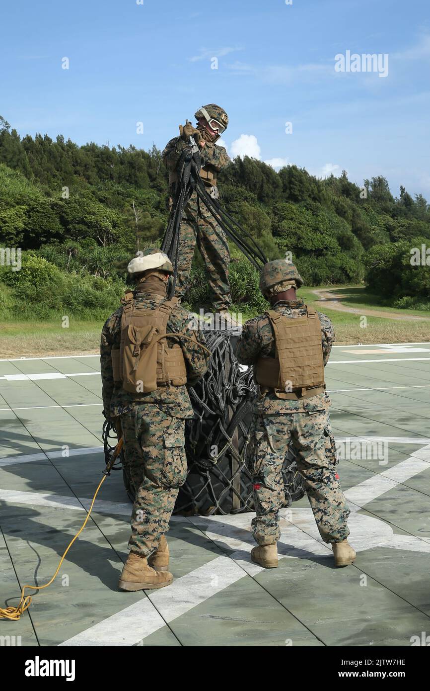 Les Marines des États-Unis avec combat Logistics Battalion 4, combat Logistics Regiment 3, 3rd Marine Logistics Group, préparent des pneus à transporter par un avion MV-22 Osprey Tiltrotor avec le milieu marin Tiltrotor escadron 265, 1st Marine Aircraft Wing à Kin Blue, Camp Hansen, Okinawa, Japon, août 25, 2022. Le but de la formation était d'accroître les compétences de l'équipe de soutien des hélicoptères et de mettre en pratique les concepts de la base avancée expéditionnaire en vue des opérations futures. 3rd MLG, basée à Okinawa, au Japon, est une unité de combat déployée à l'avant qui sert de logistique globale et de COMB du MEF III Banque D'Images