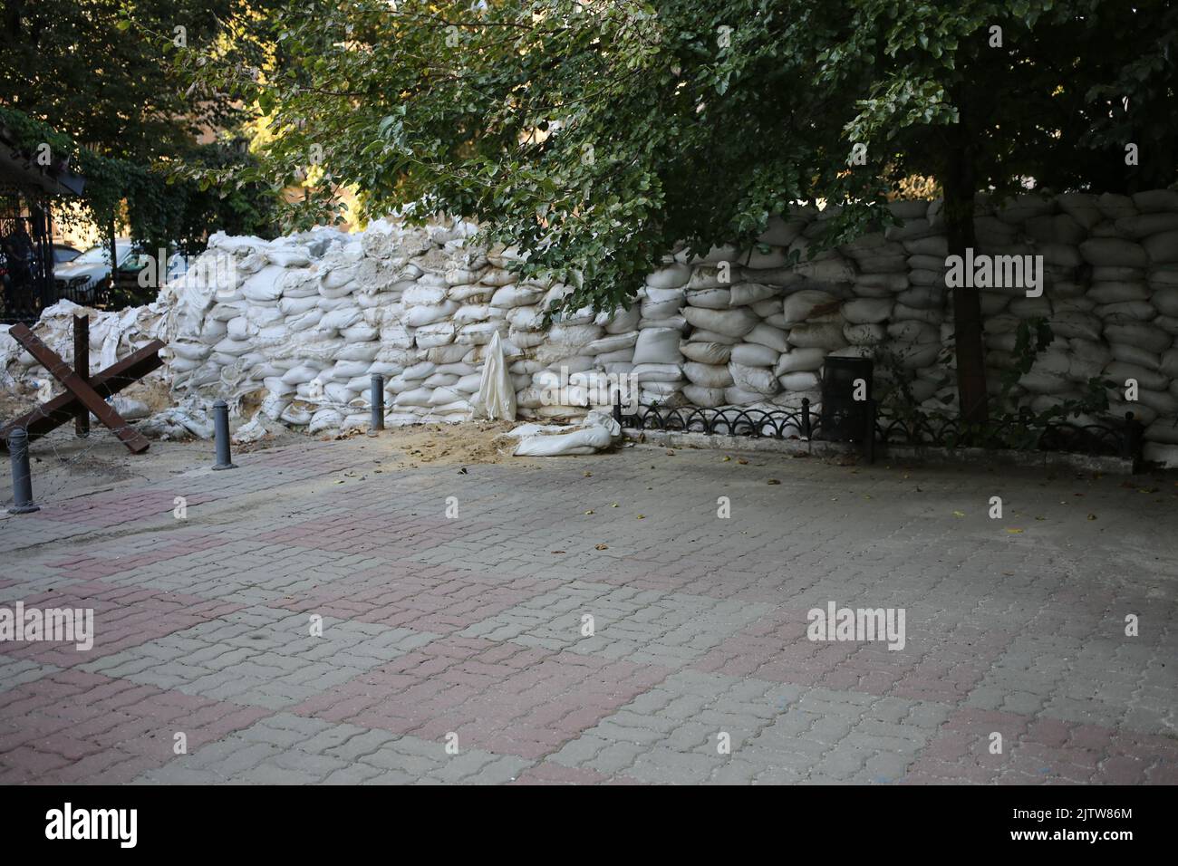 Odessa, Ukraine. 1st septembre 2022. Des sacs de sable, du fil barbelé et du hérisson antichar sont vus dans la rue. Depuis le début de la guerre à grande échelle de la Fédération de Russie contre l'Ukraine, le centre historique d'Odessa a été bloqué à des fins militaires par des barricades faites de sacs de sable. Après un demi-an et le manque de succès dans la capture d'Odessa, le centre est de nouveau ouvert au public, et les sacs restent un rappel d'une menace possible. (Credit image: © Viacheslav Onyshchenko/SOPA Images via ZUMA Press Wire) Banque D'Images