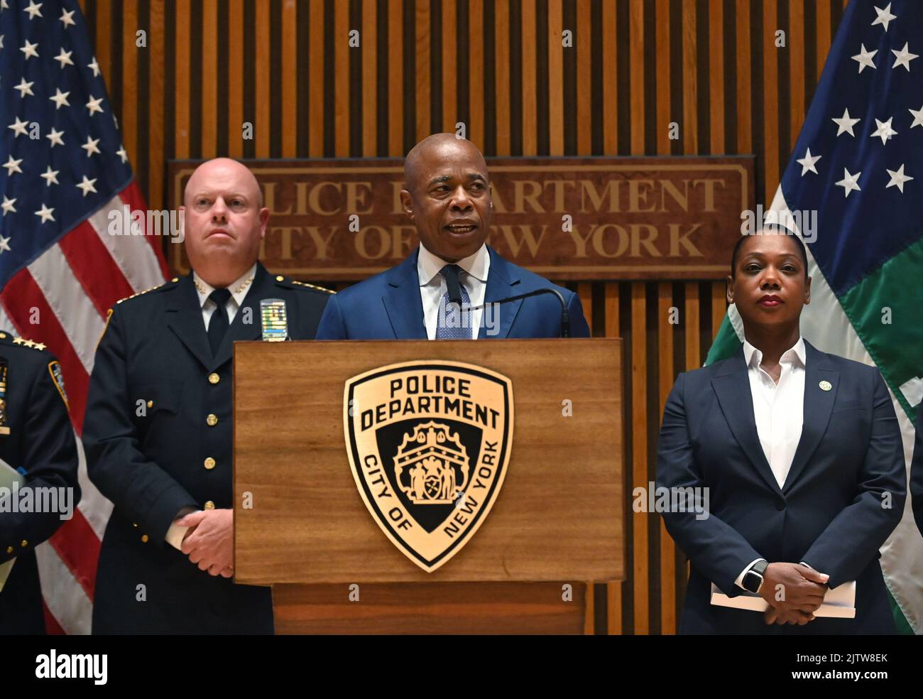 New York, États-Unis. 03rd août 2022. Le maire Eric Adams prend la parole mercredi, à 3 août 2022, à New York, lors d'une conférence de presse à One police Plaza avec Keechant Sewell, à droite. Adams, en compagnie du commissaire de police Sewell, a informé les médias de l'augmentation de la criminalité dans la ville et des récidivistes qui sont mis en liberté presque immédiatement en raison des lois actuelles sur l'interdiction de mise en liberté sous caution. Photo/ Louis Lanzano /Sipa USA crédit: SIPA USA/Alay Live News Banque D'Images