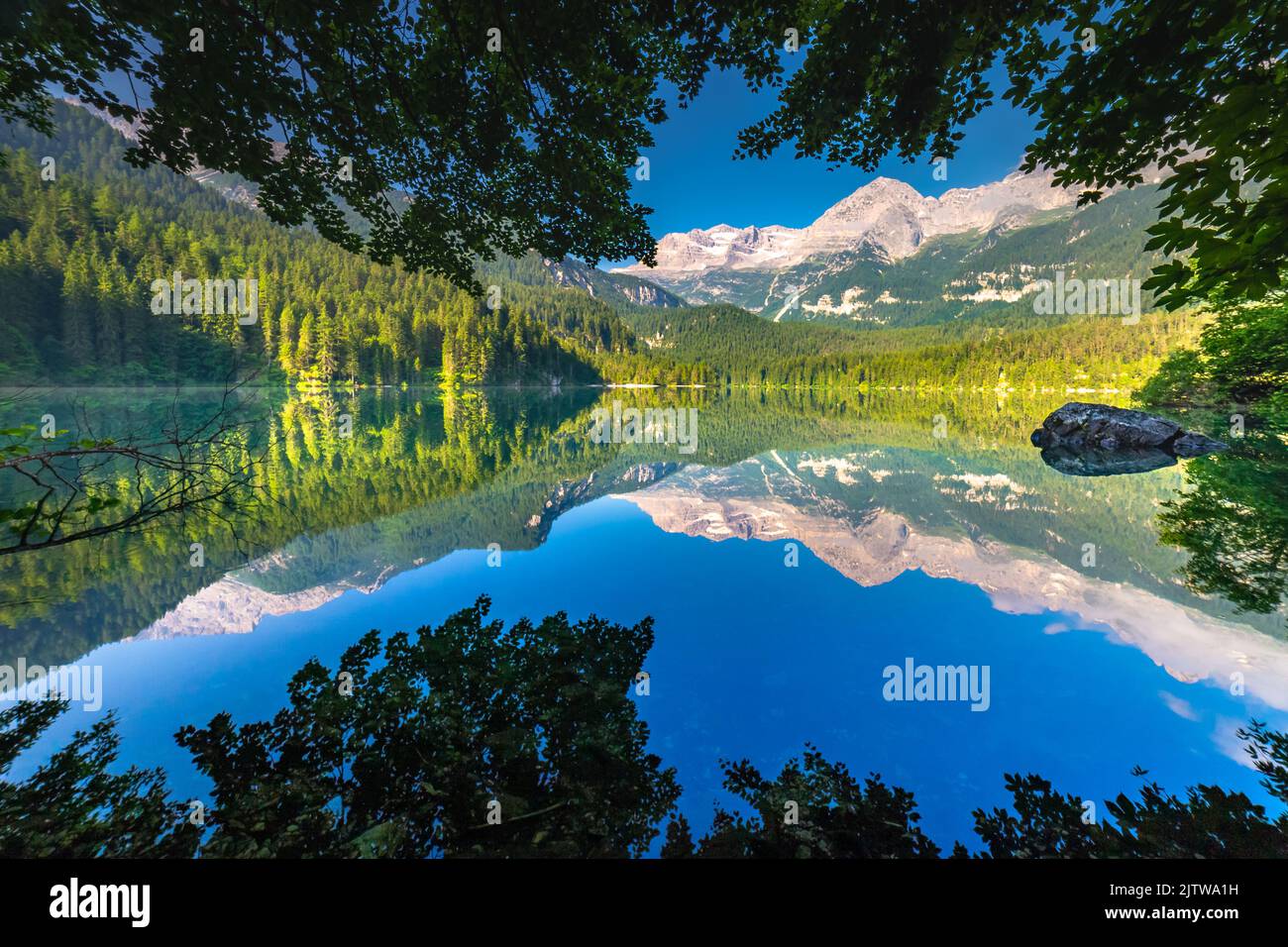 Symétrie de réflexion encadrée du lac Tovel dans le Trentin-Haut-Adige, Dolomites, Italie Banque D'Images