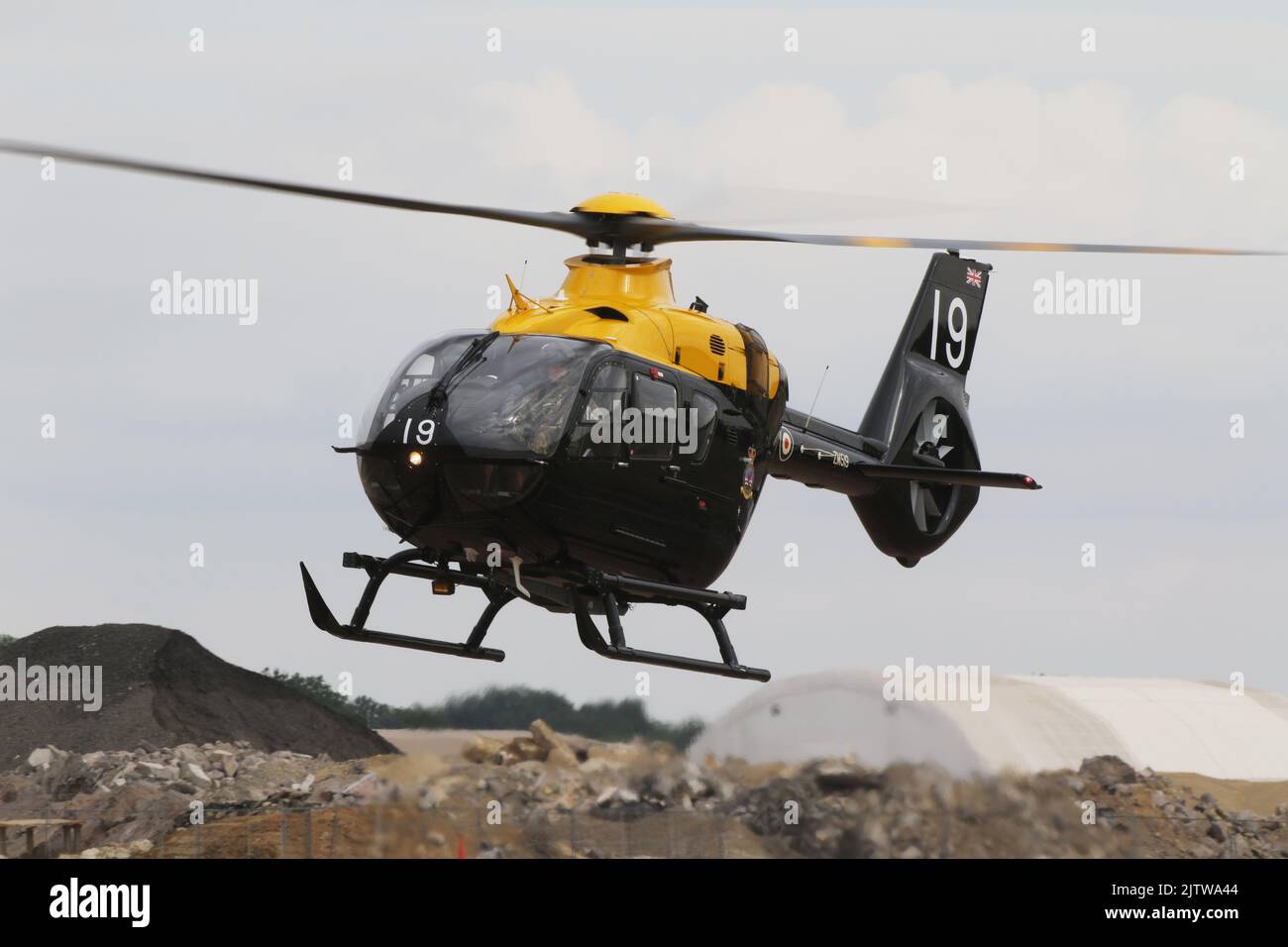 ZM519, un Airbus Helicopters Juno HT1 exploité par 1 Flying Training School, Royal Air Force, arrivant à RAF Fairford à Gloucestershire, en Angleterre, pour participer au Royal International Air Tattoo (RIAT) 2022. Banque D'Images