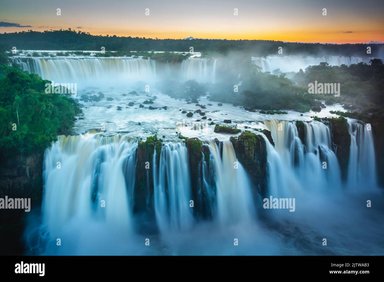 Chutes d'Iguazu : paysage spectaculaire, vue depuis l'Argentine, Amérique du Sud Banque D'Images