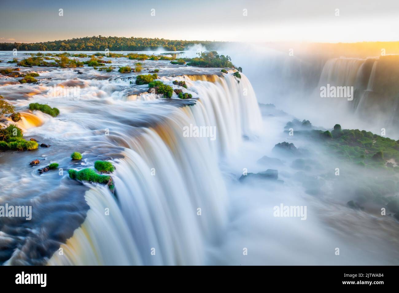 Chutes d'Iguazu : paysage spectaculaire, vue depuis le Brésil, Amérique du Sud Banque D'Images