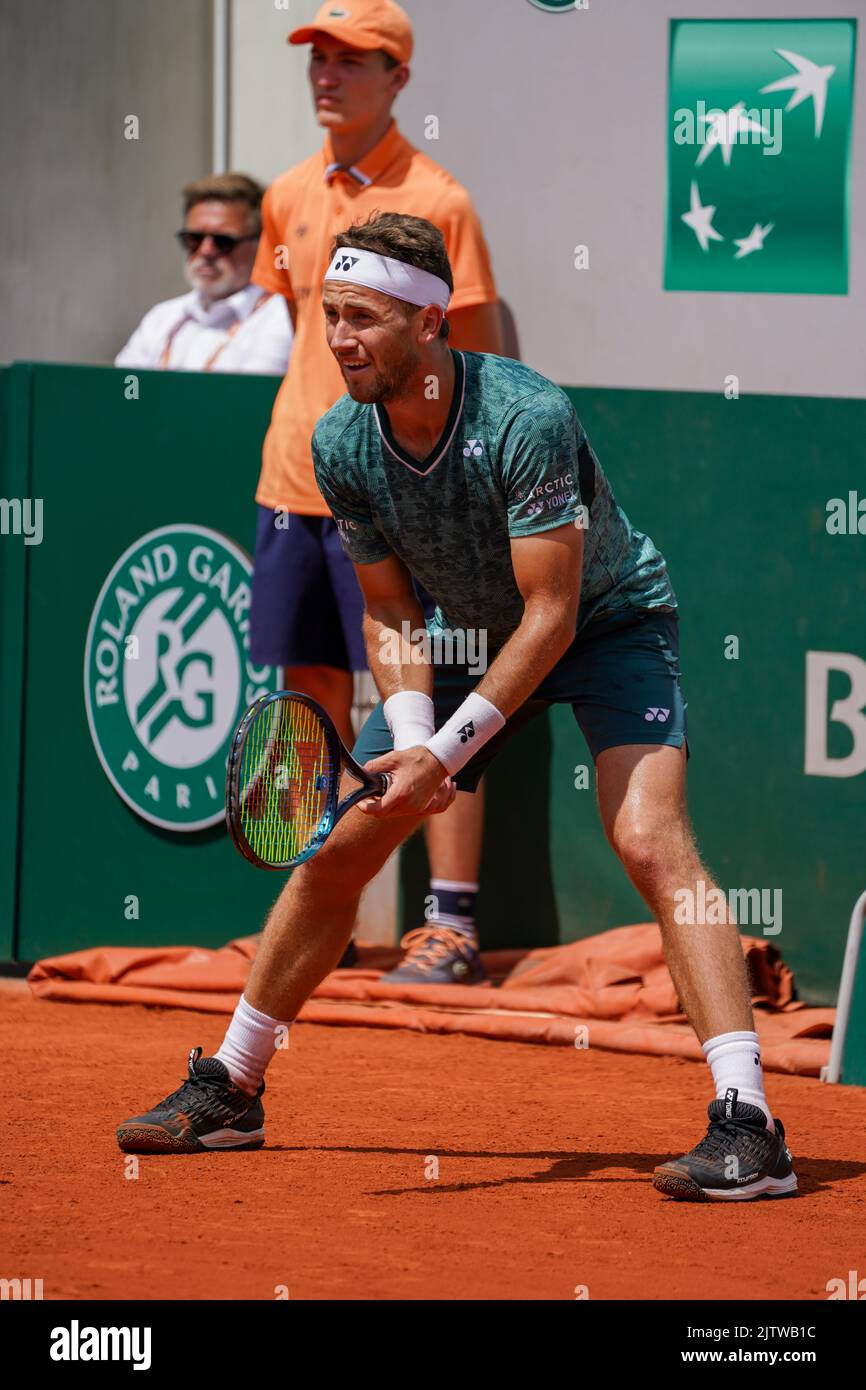 Le joueur de tennis professionnel Casper Ruud de Norvège en action lors de son match de 4 ans contre Hubert Hurkacz de Pologne au 2022 Roland Garros i Banque D'Images