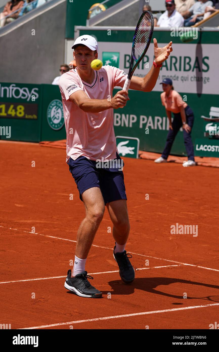 Le joueur de tennis professionnel Hubert Hurkacz de Pologne en action lors de son match de 4 ans contre Casper Ruud de Norvège au 2022 Roland Garros Banque D'Images