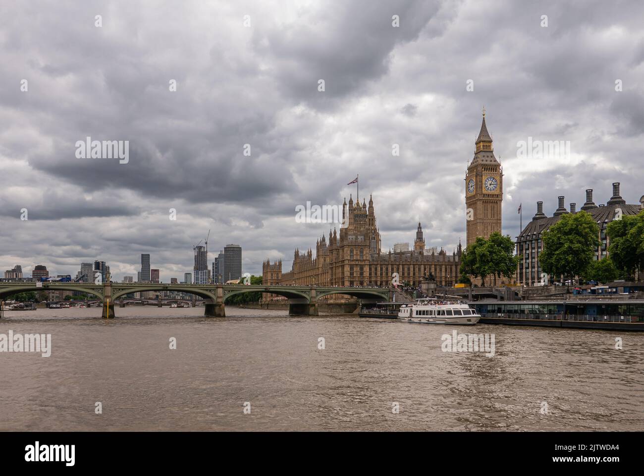 Londres, Angleterre, Royaume-Uni - 6 juillet 2022 : depuis la Tamise. Grande vue trafic de bateau à Westminster Pier et le pont, avec Big Ben et Palace à l'arrière sous gr Banque D'Images