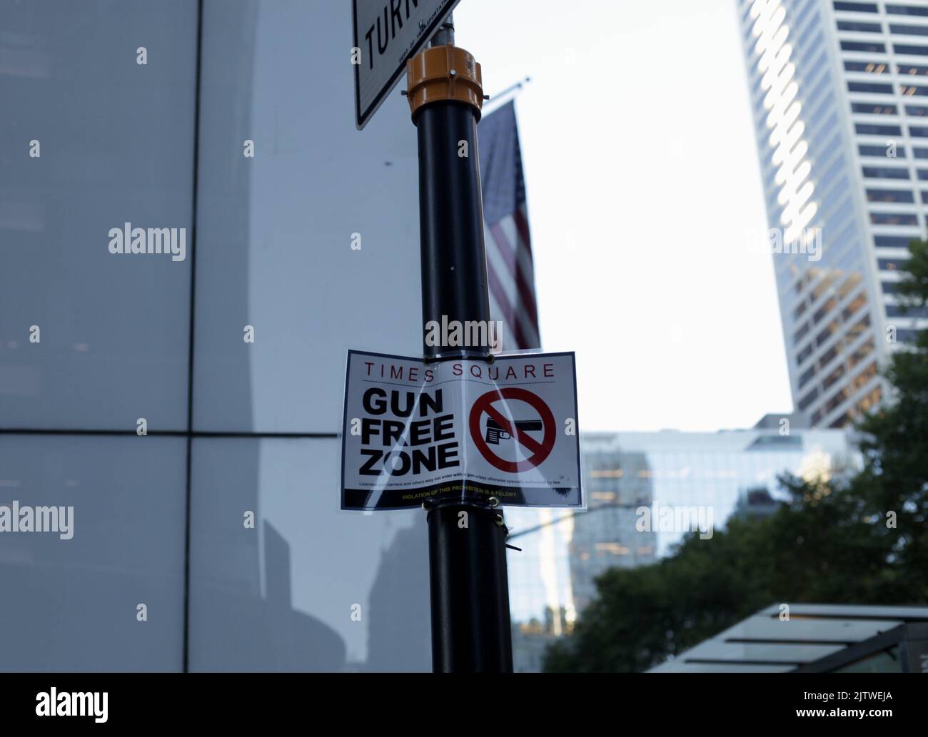 New York, États-Unis. 1st septembre 2022. (NOUVEAU) zone libre de canon-Times Square. 01 septembre 2022, New York, États-Unis : Certaines régions de New York, y compris Times Square, sont maintenant déclarées zone exempte de armes à feu dans laquelle les personnes ayant un permis de porter des armes doivent avoir leurs armes dans un lockbox, qu'ils conduisent ou marchent, dans les zones spécifiées de Times Square, à New York. Le non-respect de ces règles pour les porte-armes à feu autorisés est accompagné d'une accusation de crime de classe E -- et la même infraction pénale menace pour toute personne non autorisée attrapée avec un fusil dans la même zone. À partir de jeudi, 01 septembre, certains ar Banque D'Images