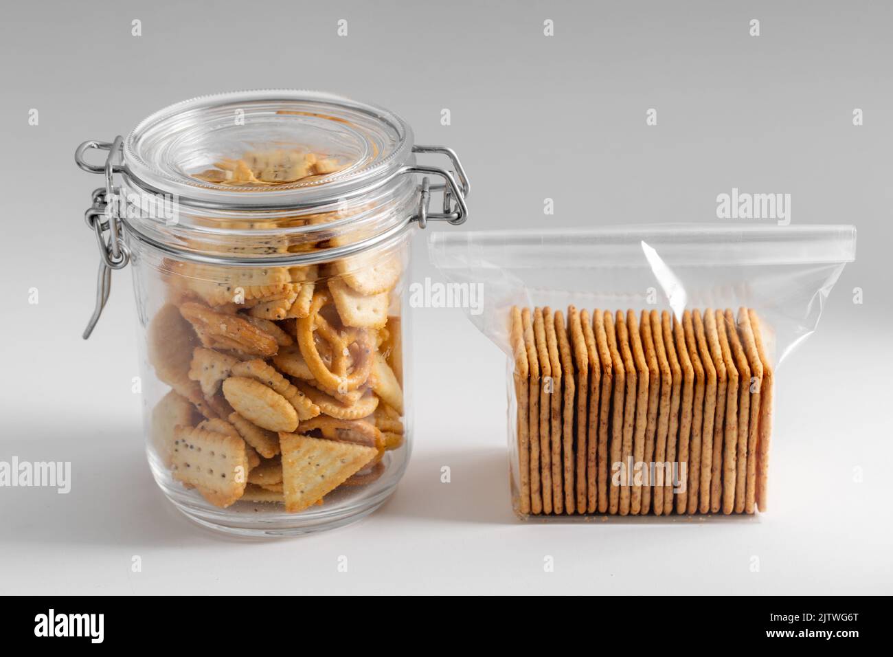 biscuits salés ou craquelins dans un pot et un sac à fermeture à glissière Banque D'Images