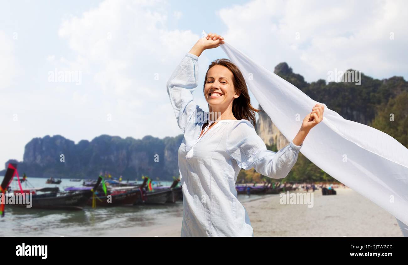 bonne femme avec pareo sur la plage tropicale Banque D'Images