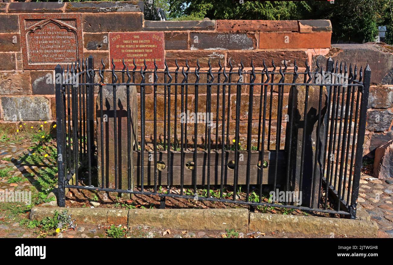 Stocks dans le village de Grappenhall, avec clôture et porte de protection, Church Lane, Grappenhall Village, Warrington, Cheshire, ANGLETERRE, ROYAUME-UNI, WA4 3EP Banque D'Images