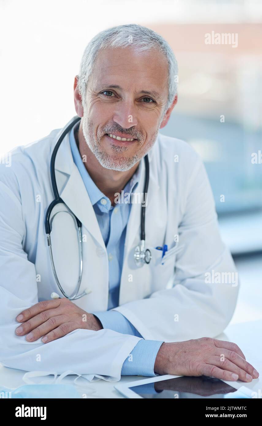 Votre santé est entre de bonnes mains avec moi. Portrait d'un médecin mature travaillant sur une tablette numérique. Banque D'Images