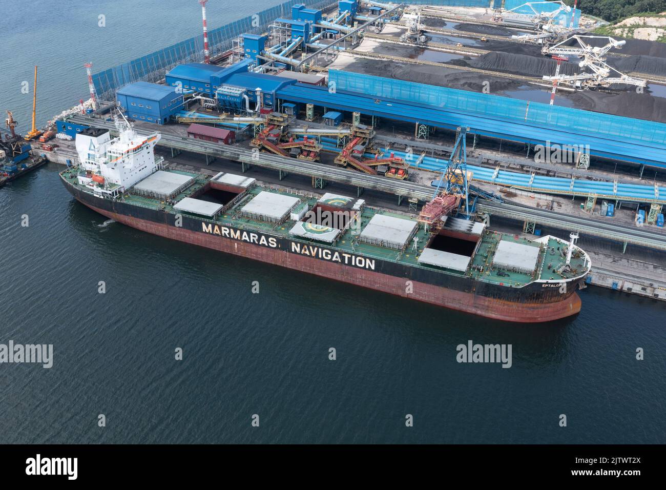 Nakhodka, Russie - 8 août 2022: Les navires de mer sont chargés à un amarrage. Banque D'Images