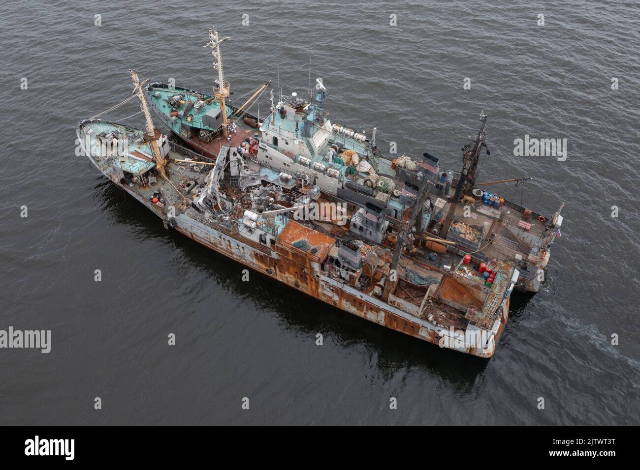 Vladivostok, Russie - 23 juillet 2022 : le navire de pêche brûlé sur un amarrage avec un autre navire. Banque D'Images