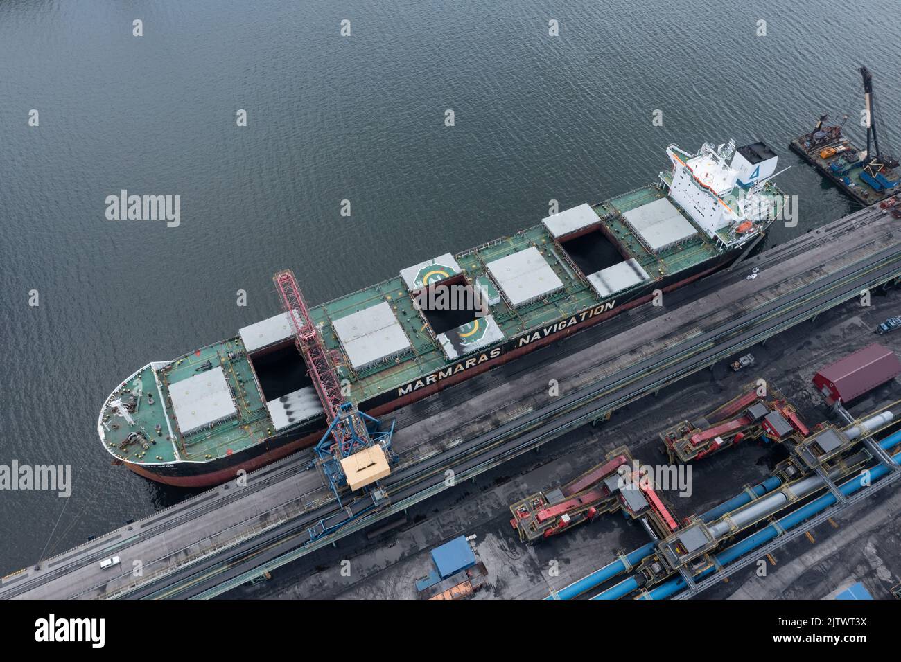 Nakhodka, Russie - 8 août 2022: Les navires de mer sont chargés à un amarrage. Banque D'Images