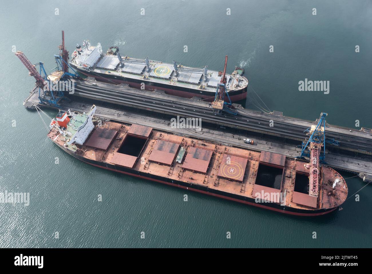 Nakhodka, Russie - 31 juillet 2022: Les navires de mer sont chargés à un amarrage. Banque D'Images