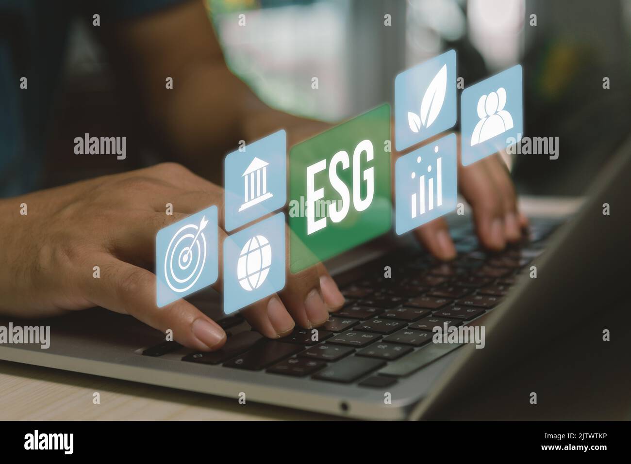 Environnement ESG gouvernance sociale investissement business concept. Main using computer laptop icon symbol of esg on Virtual screen concept. Business inves Banque D'Images