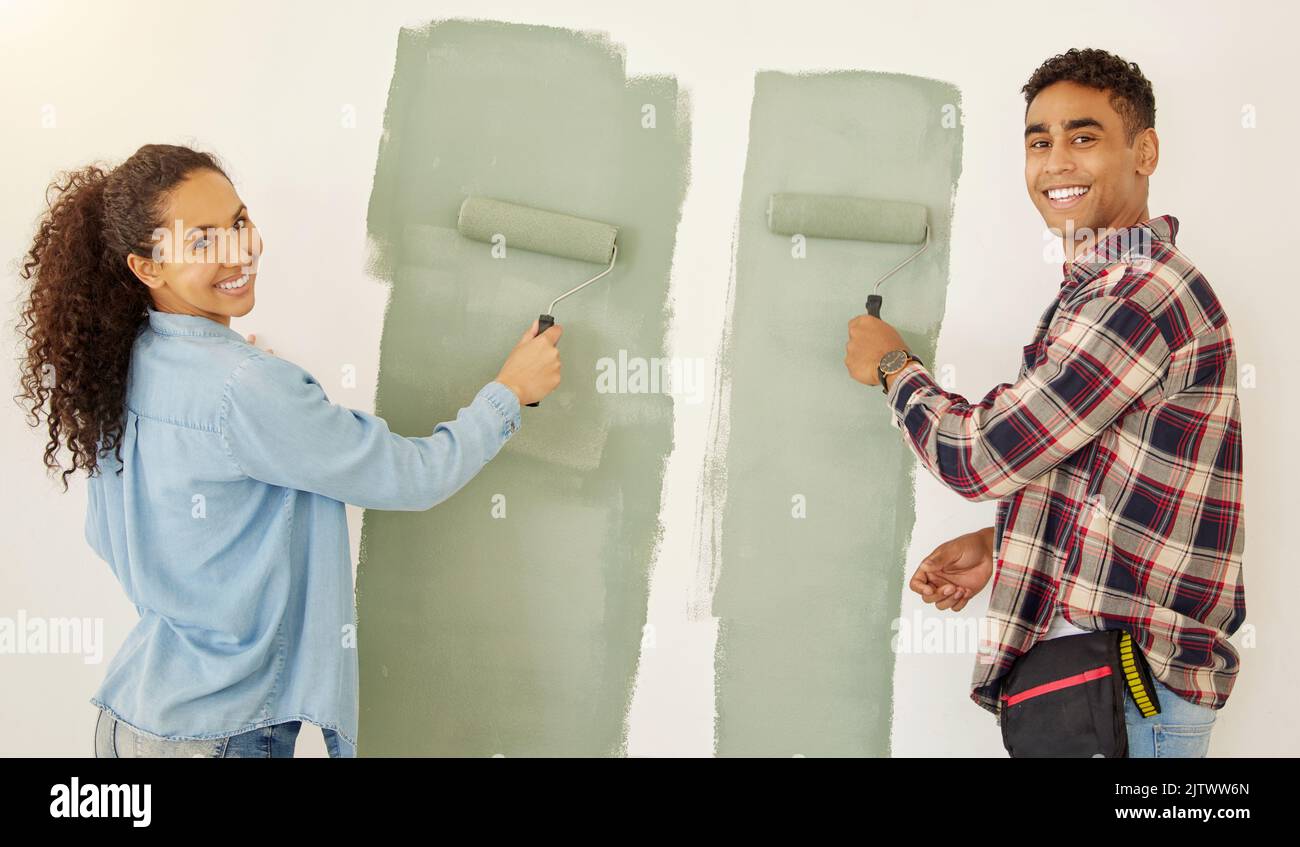 Portrait de Happy couple peinture salle ou intérieur maison rénovation et maison ou projet de conception de la propriété avec sourire, blanc mur fond. Nouvelle maison ou Banque D'Images