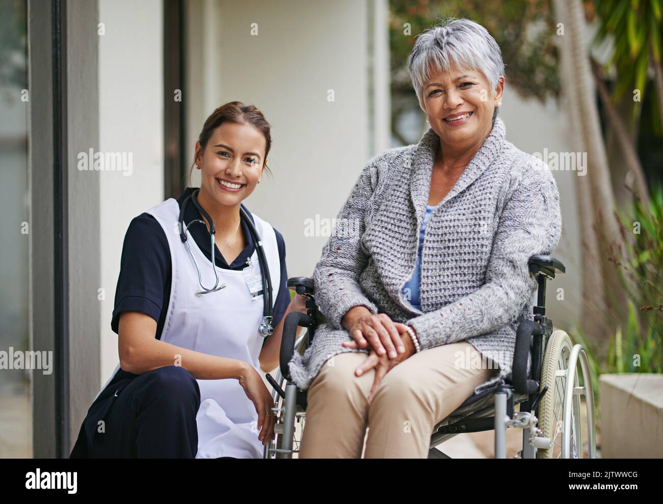 Ses soins et son soutien font la différence. Portrait d'une femme âgée dans un fauteuil roulant pour une infirmière dans une maison de retraite. Banque D'Images