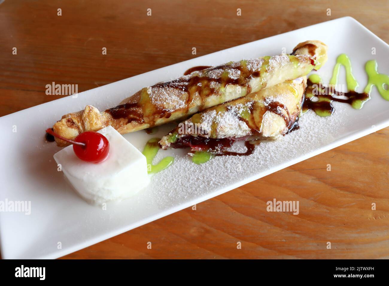 Strudel avec glace sur plaque blanche au restaurant Banque D'Images