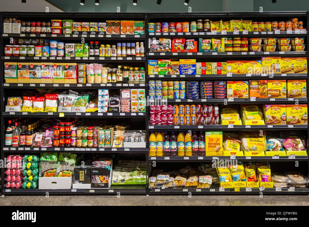 Produits généraux sur les étagères dans un supermarché. Photo: David Rowland / One-Image.com Banque D'Images