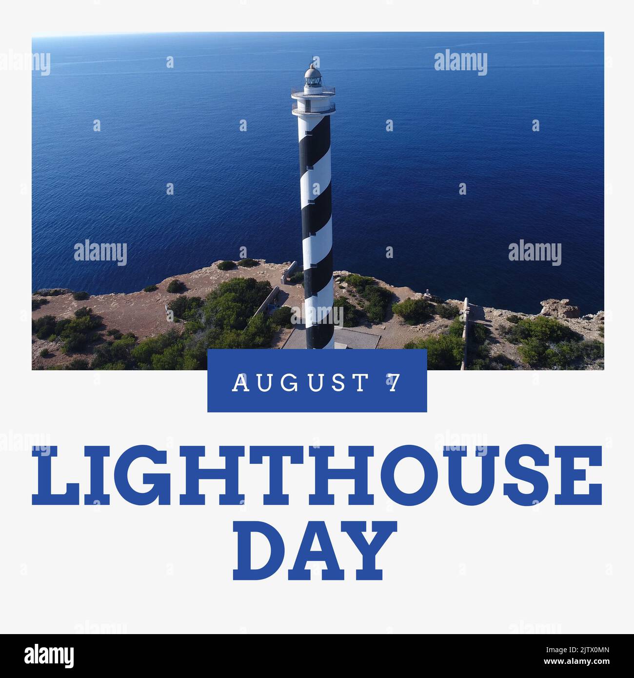 Composite numérique du texte du jour du phare du 7 août et vue du phare contre le paysage marin en été Banque D'Images